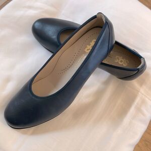 SAS NAVY MILANO LEATHER PUMPS.  NEW IN BOX.   REGULAR PRICE $175
